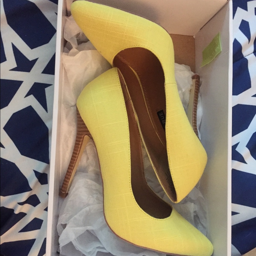 Yellow pumps